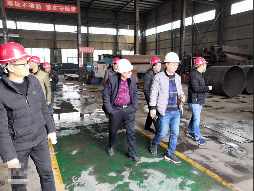 鞏義安檢部門到偉志模板抽查，董事長來保軍陪同檢查